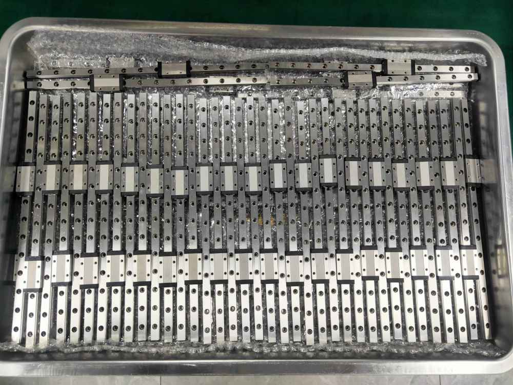 擺放在達沃鑫直線導軌成品區托盤中的導軌