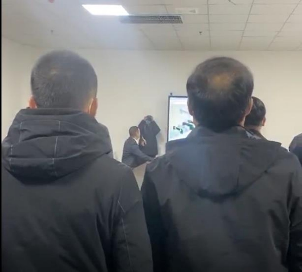 達(dá)沃鑫研發(fā)部工作人員向商洛領(lǐng)導(dǎo)匯報(bào)技術(shù)成果