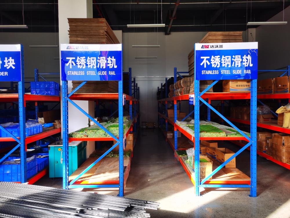 達沃鑫不銹鋼滑軌成品區.jpg